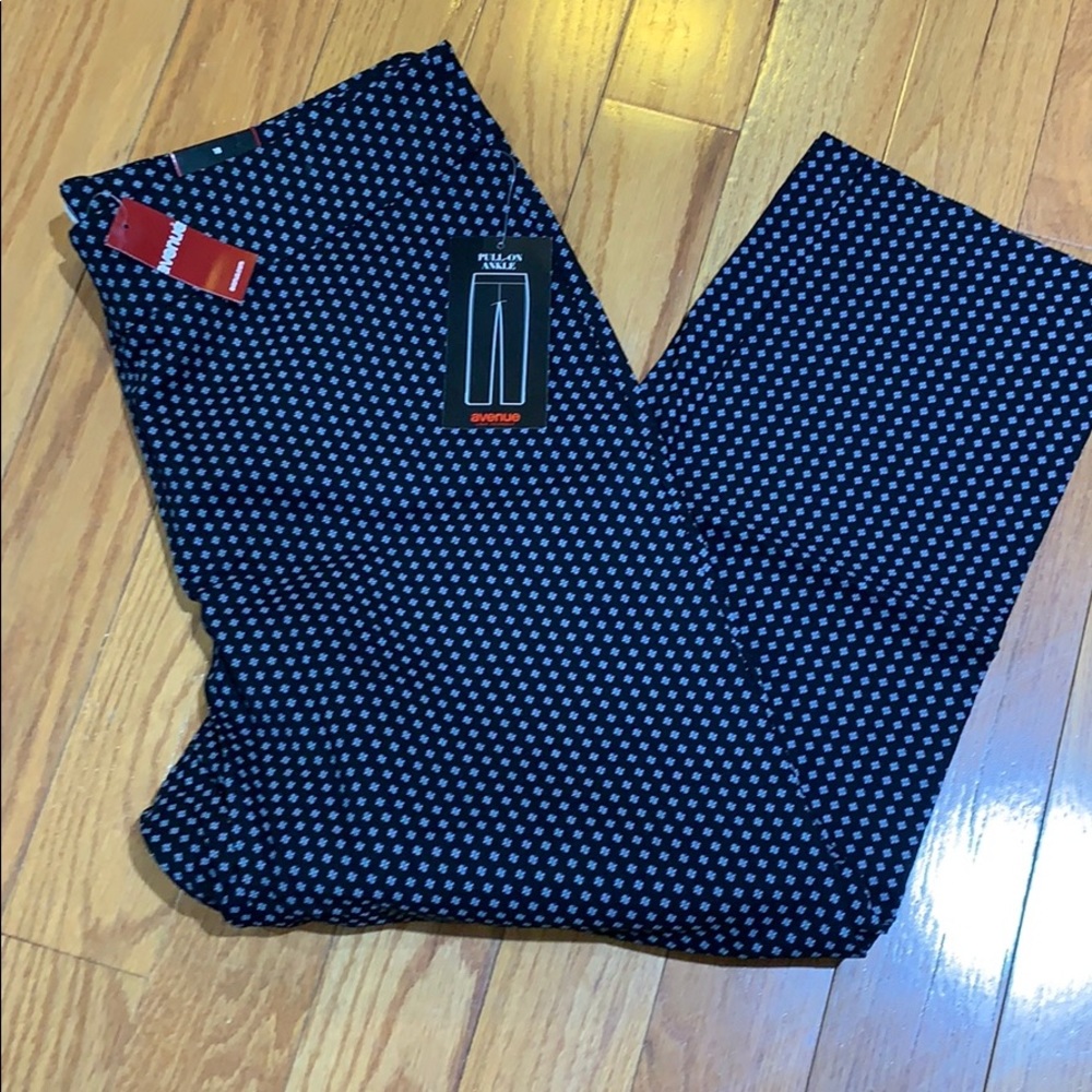 NWT Avenue Cropped Pull on Pants Size 18